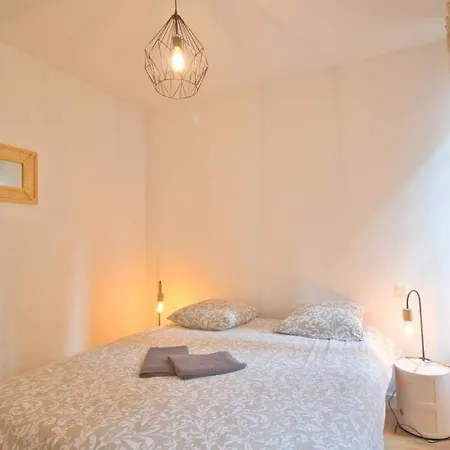 Apartment *t2*terrasse*calme*centre-ville*gare*commerce* *